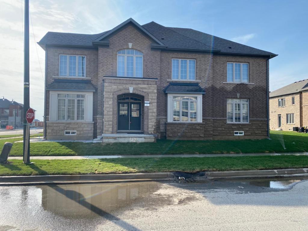 537 Veterans Dr Brampton On L7A 0C4 Villa Exterior foto